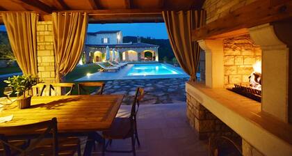 Ylellinen huvila, jossa suuri lämmitetty uima-allas ja pelihuone