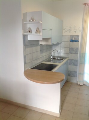 Kühlschrank, Mikrowelle, Herdplatte, Wasserkocher mit Kaffee-/Teezubehör