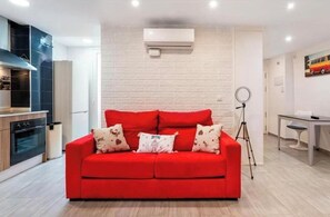 TV connectée, livres, médiathèque, chaîne hi-fi