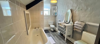 Hill Top Coastal Cottage 3BR, Wi-Fi, Fishguard & Goodwick in Pembrokeshire
