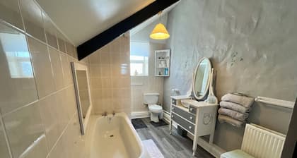 Hill Top Coastal Cottage 3BR, Wi-Fi, Fishguard & Goodwick in Pembrokeshire