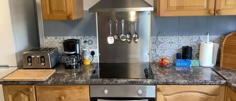 Een koelkast, een magnetron, een oven, een kookplaat