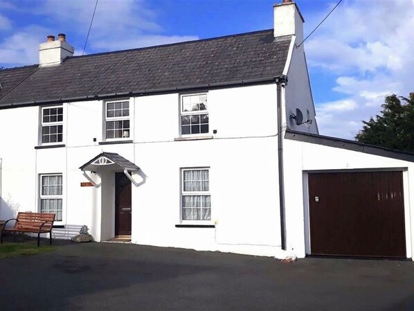 Exterior - Hill Top Coastal Cottage 3BR, Wi-Fi, Fishguard & Goodwick in Pembrokeshire (Goodwick)