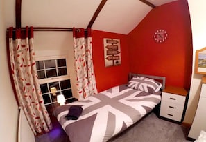 3 bedrooms, iron/ironing board, free WiFi, bed sheets - Hill Top Coastal Cottage 3BR, Wi-Fi, Fishguard & Goodwick in Pembrokeshire (Goodwick)