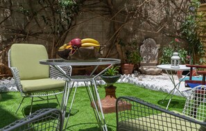 Outdoor dining - Acropolis Koukaki Luxury Loft with private garden (Athina)
