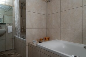 Sèche-cheveux, serviettes fournies, savon, shampoing