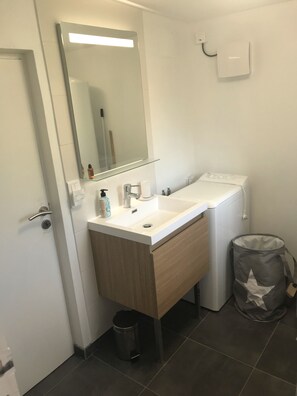 Shower, hair dryer, toilet paper - casa rosa is waiting for you (Fort-Mahon-Plage)