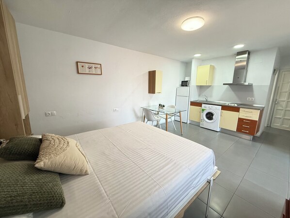 Iron/ironing board, free WiFi, bed sheets