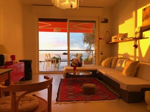 Bøker, filmbibliotek og printere