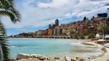 Una spiaggia nelle vicinanze, lettini da mare