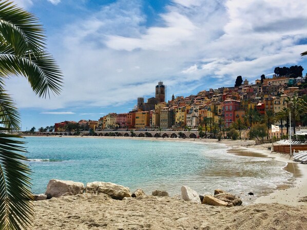 Nær stranden og solsenger
