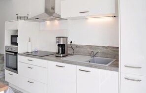 Réfrigérateur, micro-ondes, plaque de cuisson, lave-vaisselle