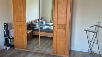 2 slaapkamers, een kluis op de kamer, een strijkplank/strijkijzer, wifi