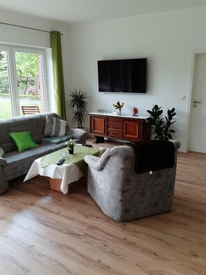 Fernseher, DVD-Player, Tischtennisplatte, Bücher