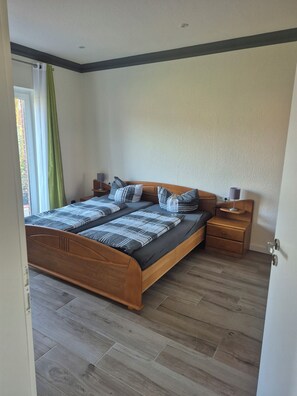 2 chambres, coffres-forts dans les chambres, fer et planche à repasser