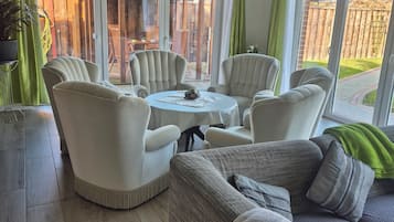 Fernseher, DVD-Player, Tischtennisplatte, BĂŒcher