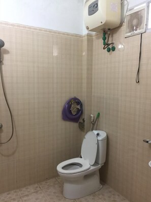 Bed in 6-Bed Female Dormitory | Bathroom | Shower, free toiletries, hair dryer, slippers - Hang Thuong Hostel (Ha Giang)