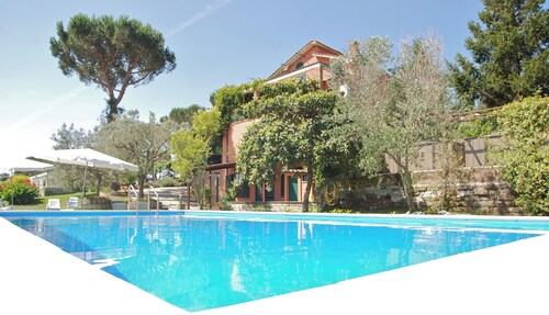 Quiet, in the roman countryside, at the gates of the city with pool and WiFi. 