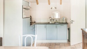 A compact kitchen with a built-in oven, a sink, and a coffee maker. - Stunning apartment in Wijdenes with house sea view (Wijdenes)