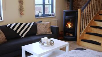 Smart-TV, Kamin, Bücher, Videothek