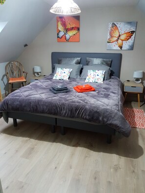 5 bedrooms, iron/ironing board, free WiFi, bed sheets