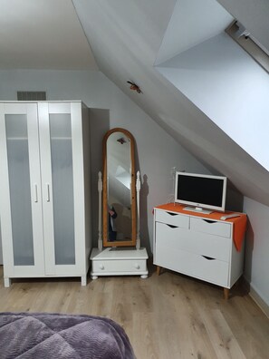 5 bedrooms, iron/ironing board, free WiFi, bed sheets