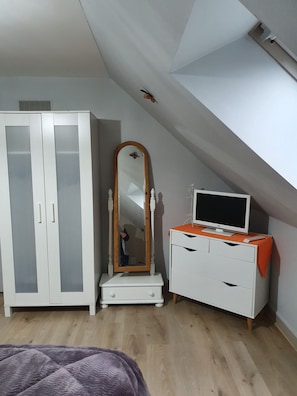 5 Schlafzimmer, Bügeleisen/Bügelbrett, kostenloses WLAN, Bettwäsche