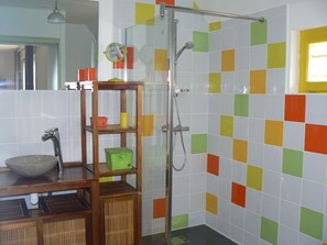 Douche, sèche-cheveux, serviettes fournies, savon