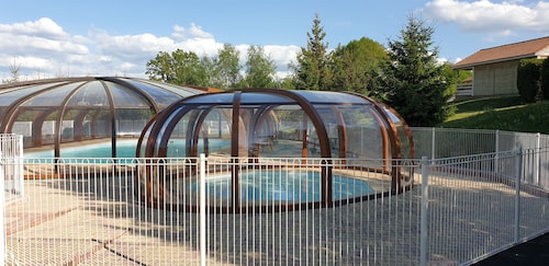 Chalet*** 3 pièces, vue panoramique sur la Margeride, grande piscine couverte