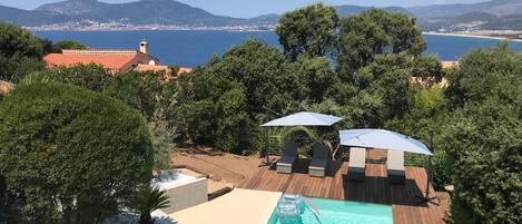 Una piscina al aire libre, una piscina climatizada