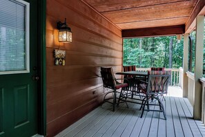 Outdoor dining - Deer Tracks Located in Coosawattee Resort (Ellijay)