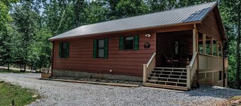 2 Bedrooms, 3 Baths with Hot Tub, WiFi, Fire Pit. Sleeps 8.
