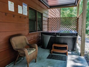 Outdoor spa tub - Deer Tracks Located in Coosawattee Resort (Ellijay)