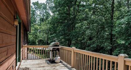 Acogedora cabaña con jacuzzi e Internet, asador a gas para barbacoa y chimenea.