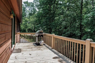 2 Bedrooms, 3 Baths with Hot Tub, WiFi, Fire Pit. Sleeps 8.