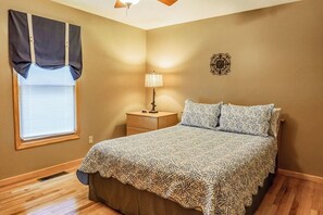 2 bedrooms, desk, iron/ironing board, free WiFi