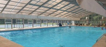 ViihtyisÀ mökki, jossa on poreallas ja internet, kaasu BBQ Grill & Fire Place.