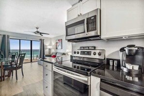 Fridge, microwave, oven, stovetop - The Summit 531-Beautifully Renovated Condo (Panama City Beach)