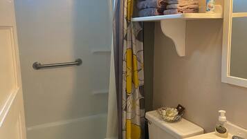Ensemble douche/baignoire, sĂšche-cheveux, serviettes fournies, savon