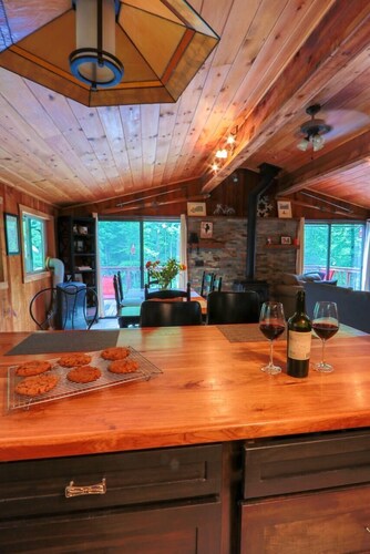 Riverfront vacation, Deck Views and Privacy  ! 3 bdrm Riverfront, Pet Friendly!