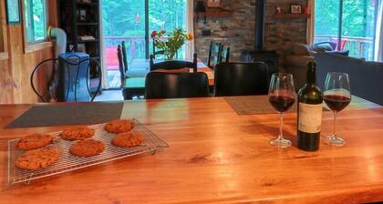 Riverfront vacation, Deck Views and Privacy ! 3 bdrm Riverfront, Pet Friendly!