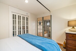 2 bedrooms, iron/ironing board, travel cot, free WiFi - Harborside Retreat on Bearskin Neck (Rockport)