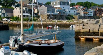 The Waterline – A Private Harborfront Retreat
