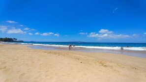 在海灘附近、躺椅、沙灘巾