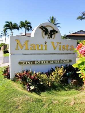 Naamplaatje voor 'Maui Vista' aan 2191 South Kihei Road, met logo en adres.