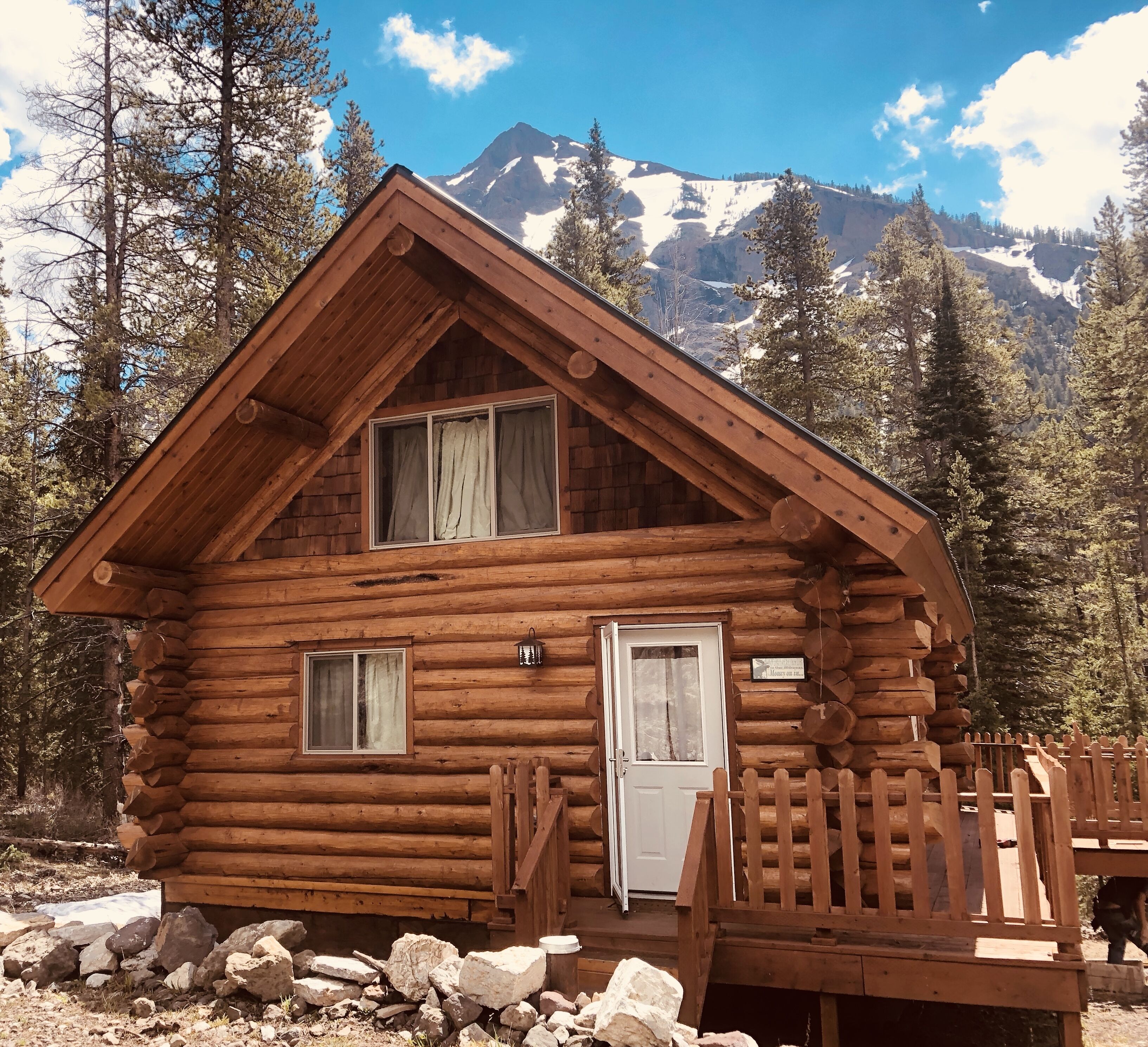 2Mi to Yellowstone NP, NE Gate, Spectacular Views 2 BR with Loft . Sleeps 6