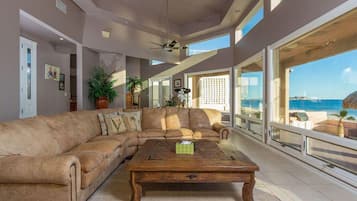 Smart-TV, Kamin, Videospiele, DVD-Player