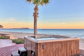 Outdoor spa tub