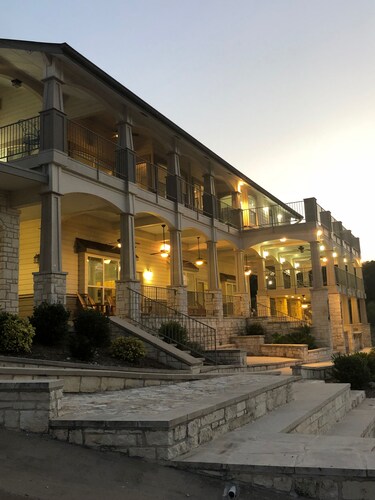 Gorgeous 4900 square foot pool & spa home minutes from Lake Travis and winery