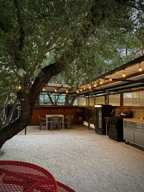 Outdoor dining - Ella's Guest Lodge, Exclusive Private Riverfront @Vacation Frio River (Concan)